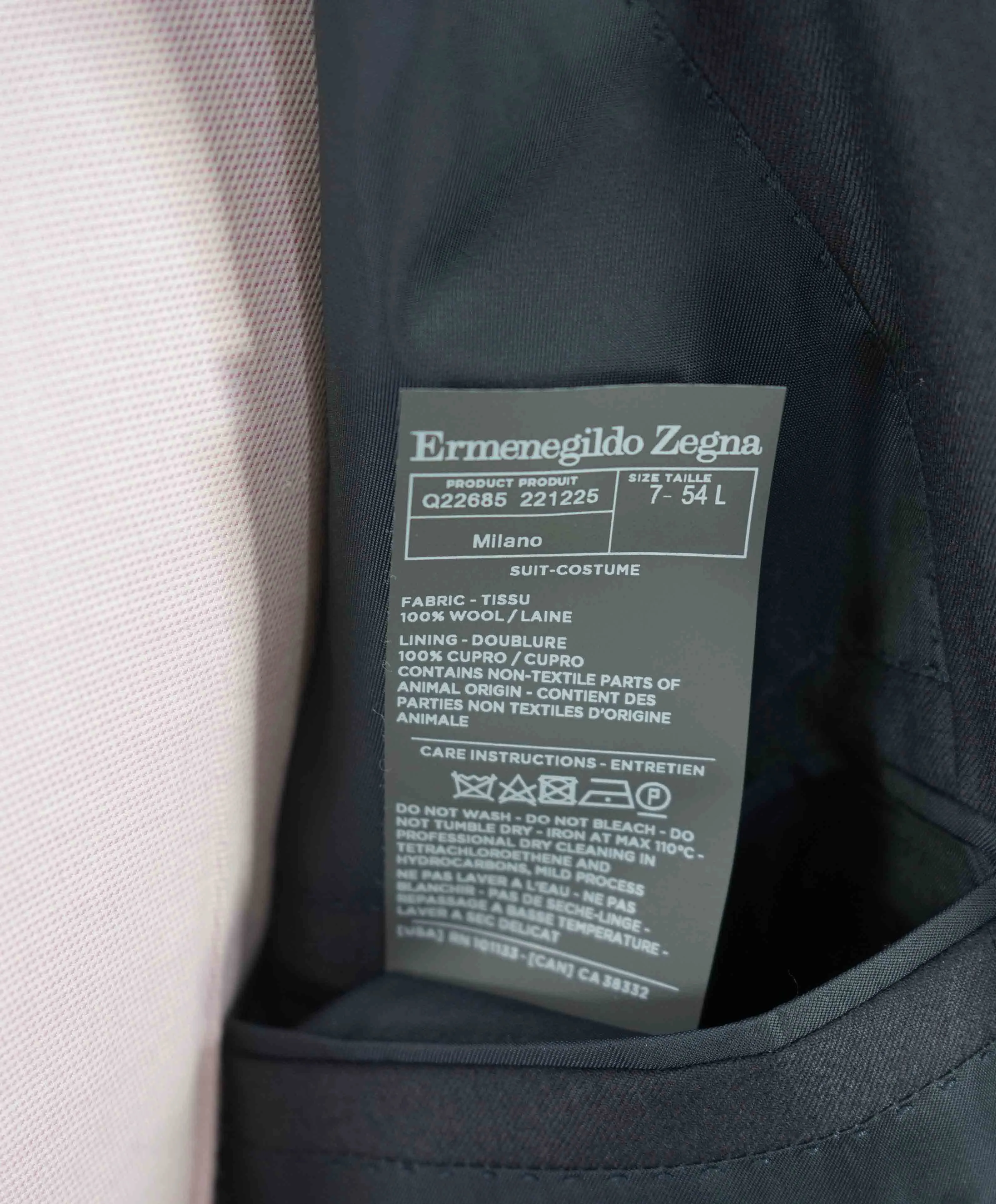 $3,995 ERMENEGILDO ZEGNA -"TROFEO" Navy Premium Suit - 44L
