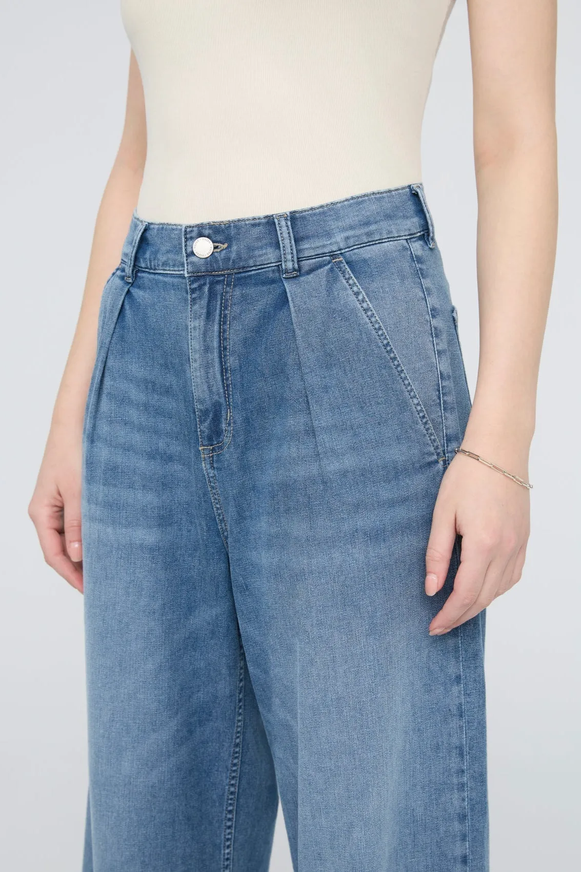 Performance Denim Lite Pleated Pant